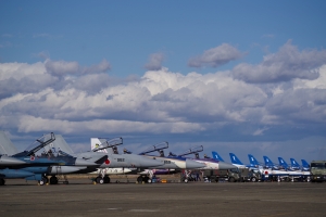 地上展示 F-2、F-15、BlueImpulse