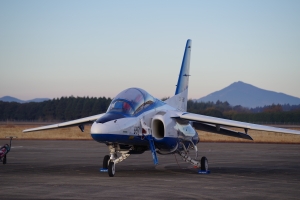 地上展示 BlueImpulse 予備機と筑波山