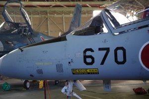 格納庫 T-4とF-2 コクピット展示