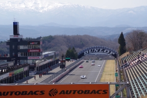 1コーナースタンドからダンロップブリッジを望む